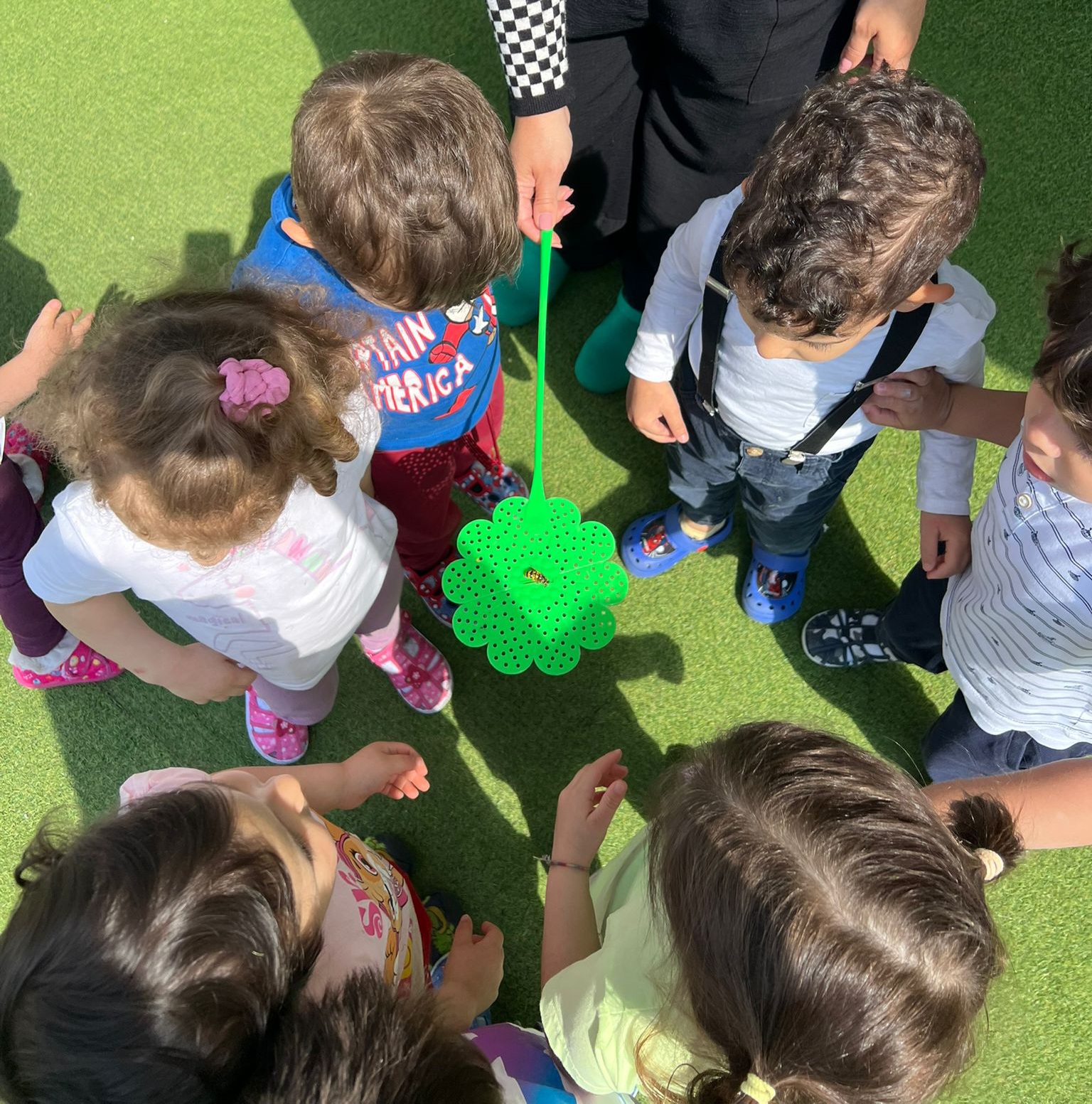 Bambini impegnati in attività artistiche creative in una classe colorata
