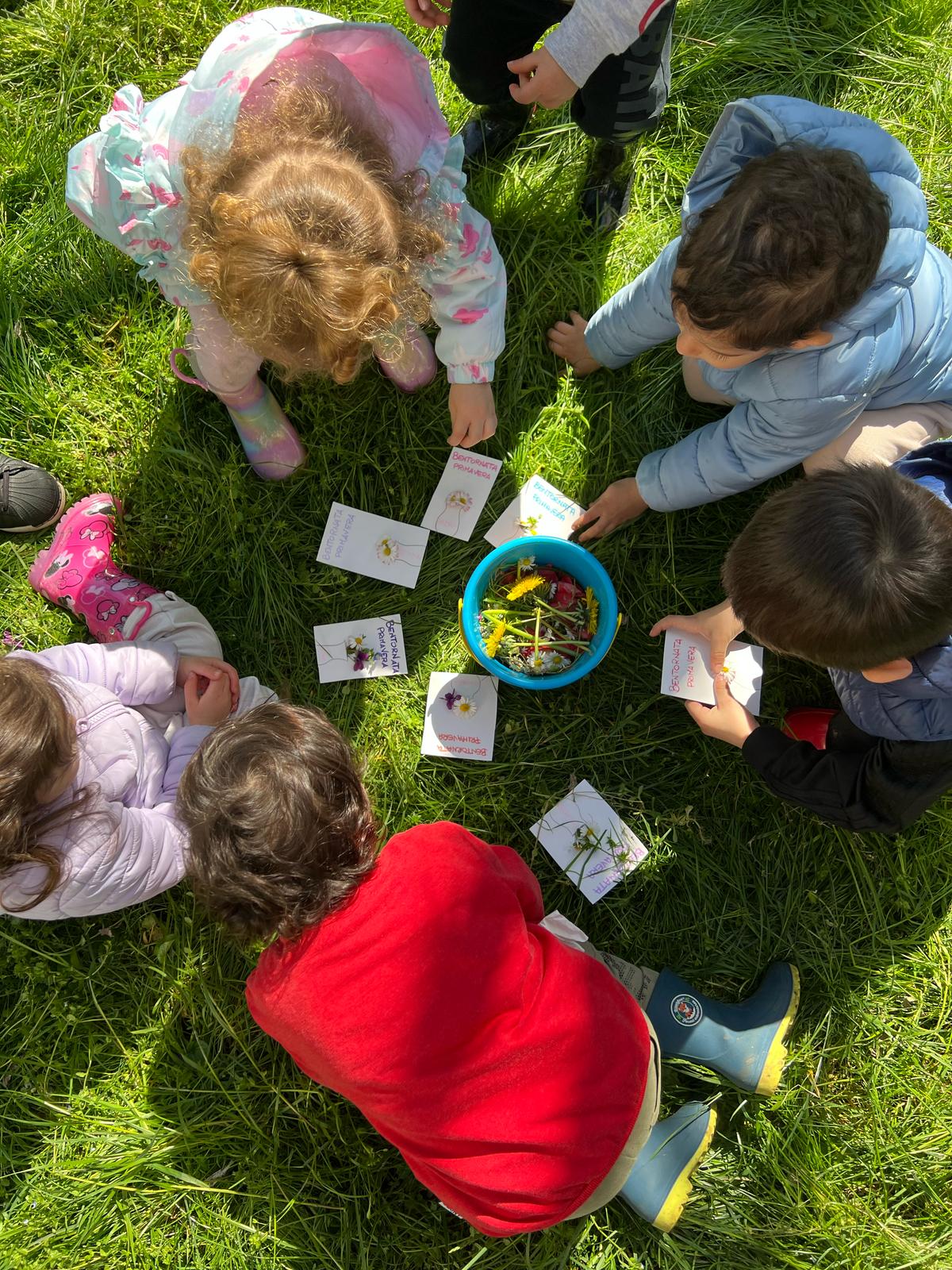 Due bambine giocano e imparano a fare giardinaggio all'aperto
