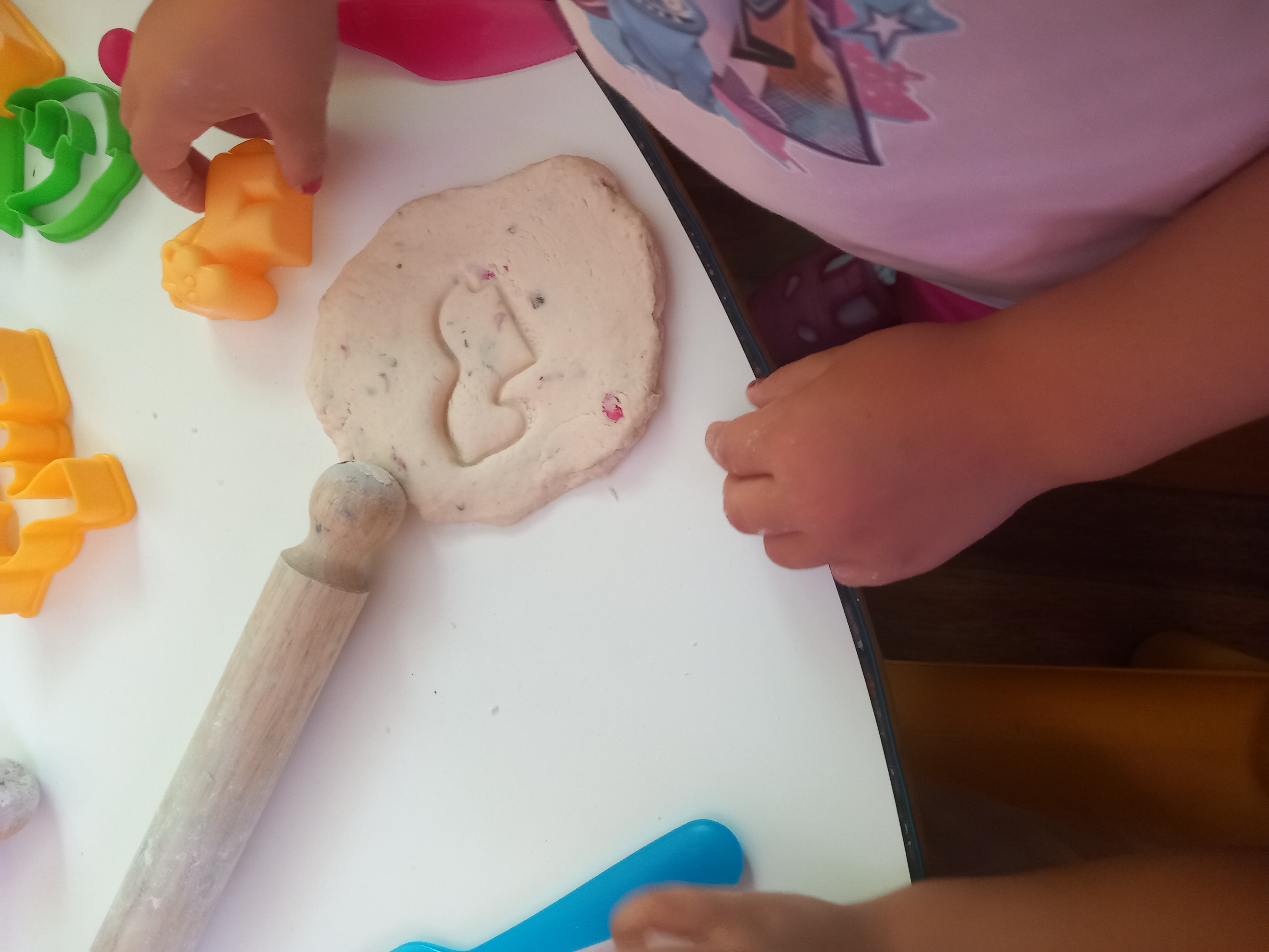 Materiali colorati ordinati in piccoli cestini per attività creative prescolari