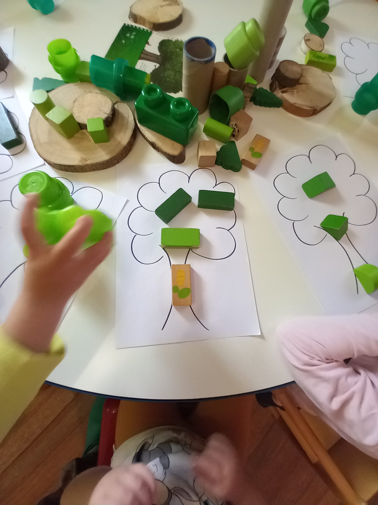 Aula luminosa con tavolo, sedie e giochi educativi in legno
