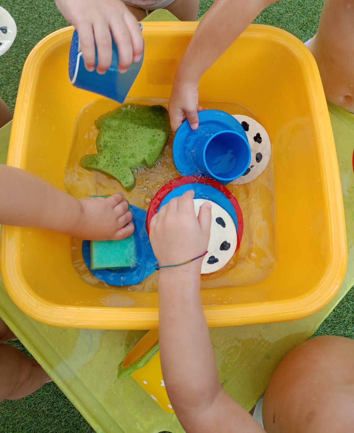 Due bambini giocano con un camion giocattolo circondati da blocchi colorati