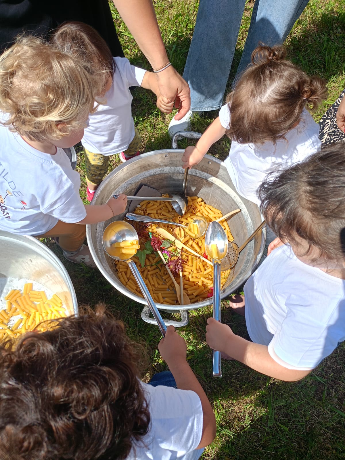 Bambino esplora consistenze diverse durante un'attività sensoriale con la pasta