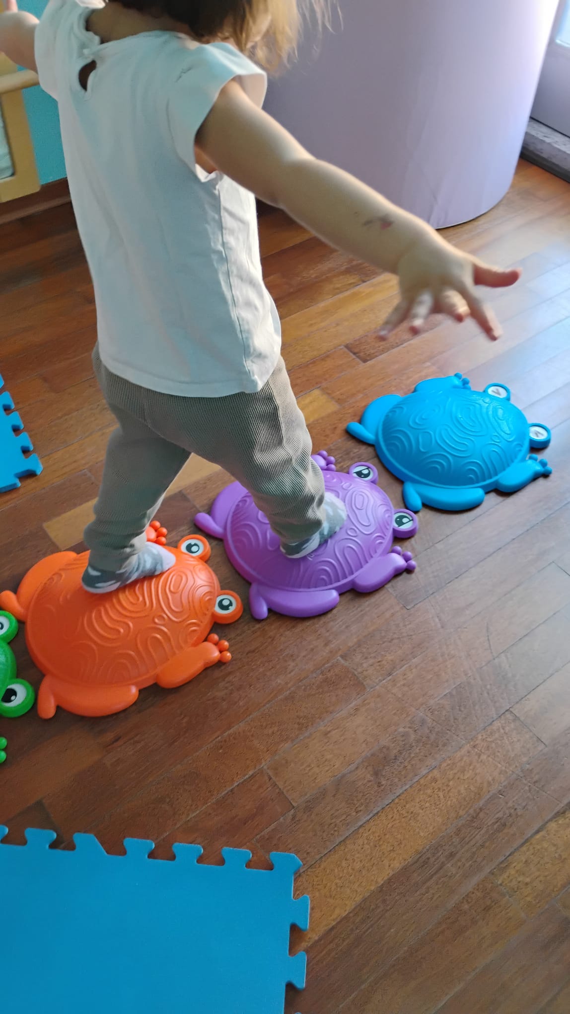 Bambino si arrampica su una scaletta di legno durante il gioco