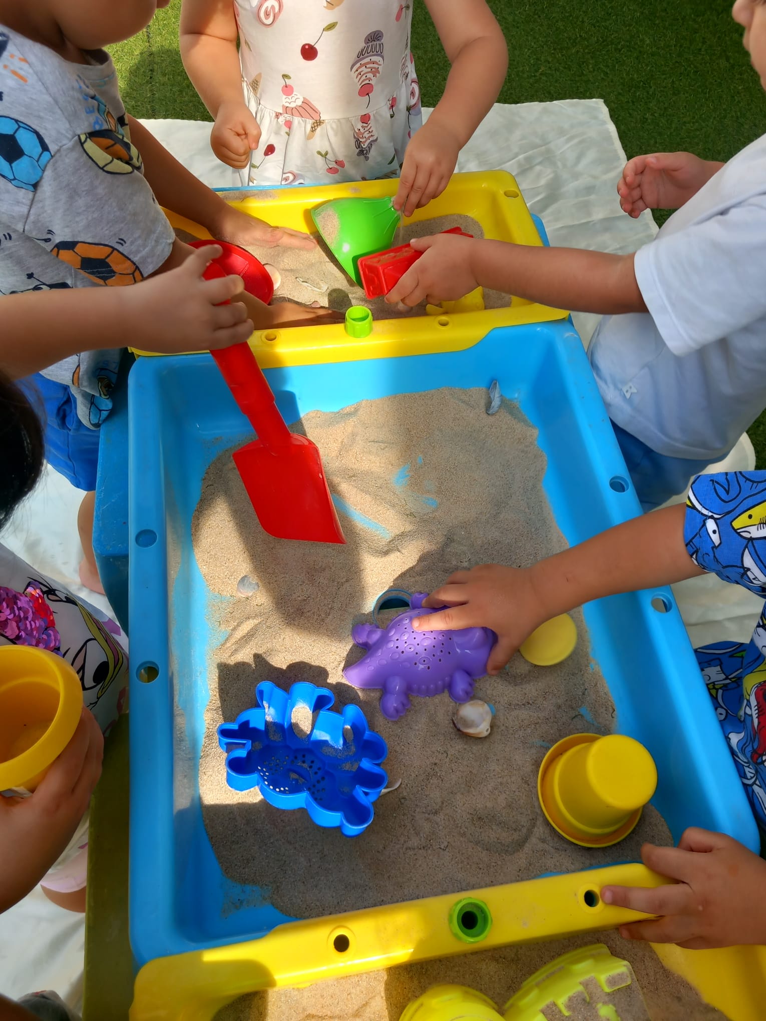 Due bambini dipingono insieme esprimendo creatività e gioia