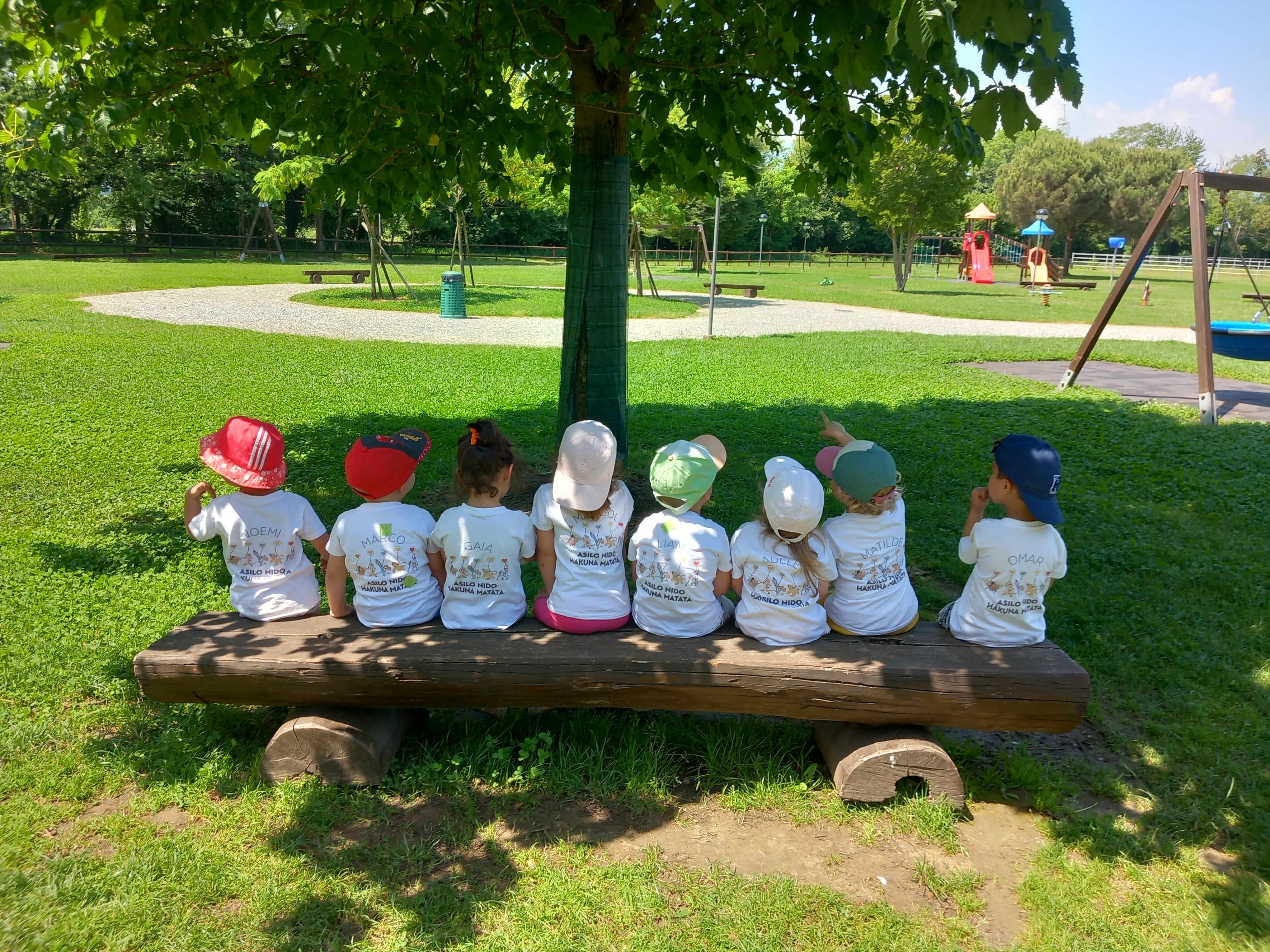 Insegnante che legge a bambini in una colorata aula della scuola dell'infanzia