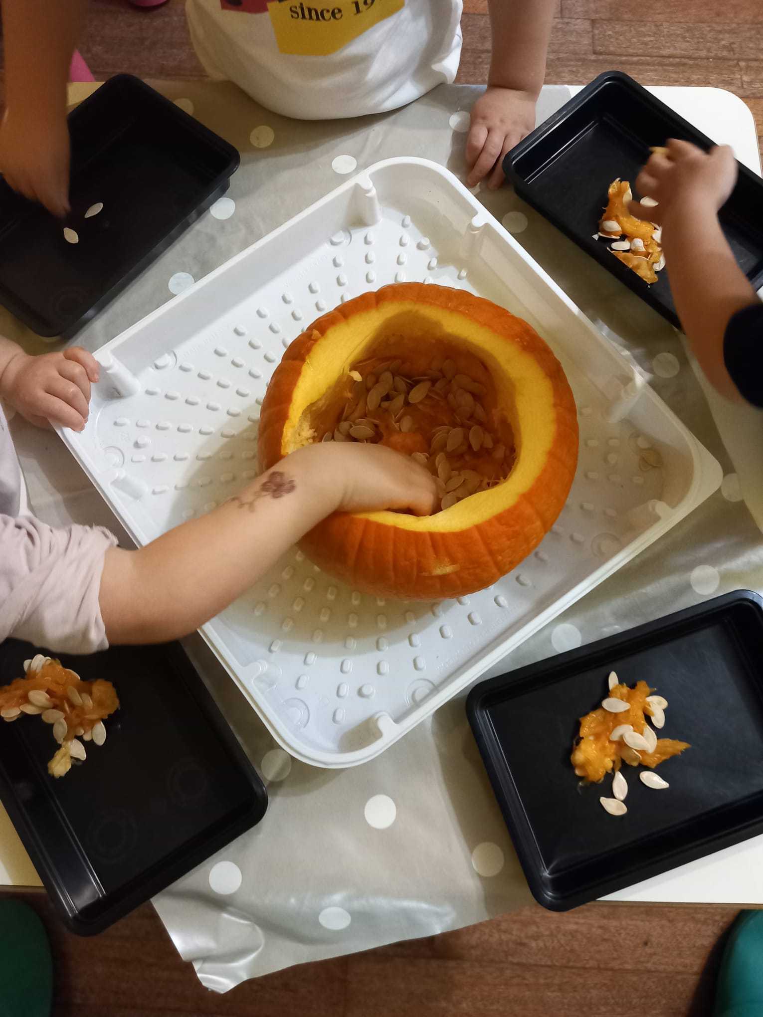 Due bambini giocano con la creta durante un'attività creativa